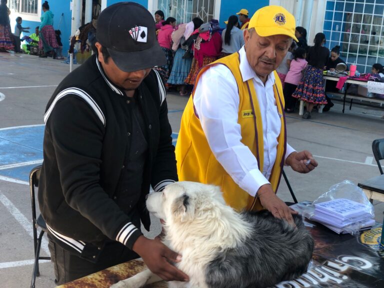 Llevan policías DARE y Club de Leones feria de la salud a asentamiento indígena