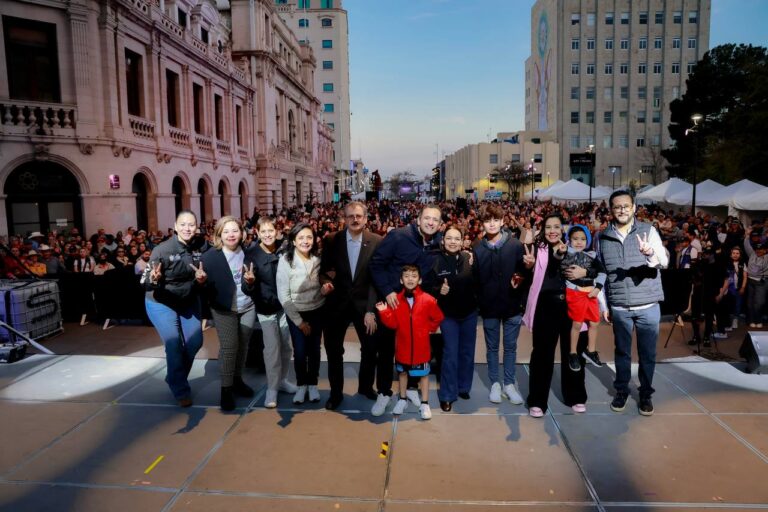 Recorre Alcalde los diversos stands del Festival Familias Felices