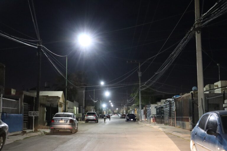 Termina Municipio instalación de nuevas lámparas LED en Jardines del Sol