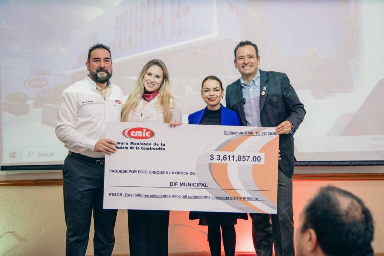 Recibe Alcalde Bonilla y presidenta del DIF Municipal cheque de CMIC para construcción de casa hogar