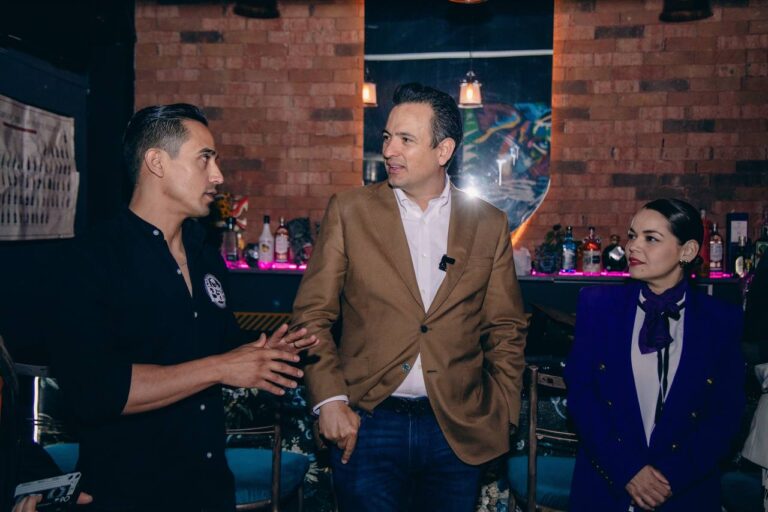 Inicia alcalde Bonilla programa “Noche Segura” en bar del Centro Histórico