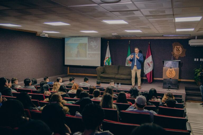 Exhorta alcalde Bonilla a universitarios de Juárez a informarse sobre las acciones de su gobierno