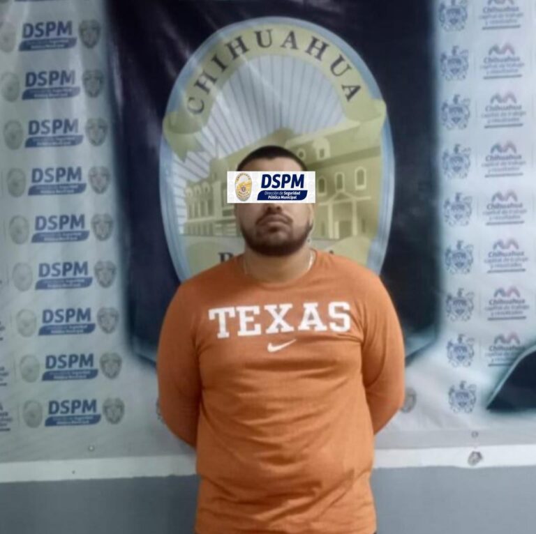 Policías municipales detienen a hombre en poder de más de 60 porciones de polvo blanco y efectivo