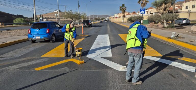 Realiza Municipio trabajos de pintura en guarniciones en la Prolongación Teófilo Borunda