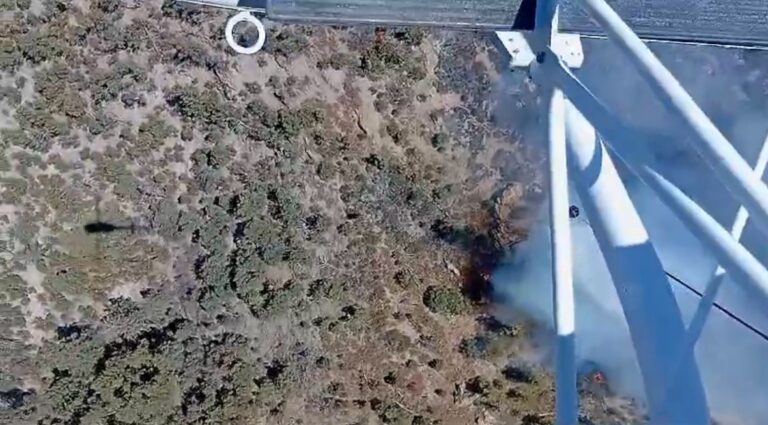 Suman aeronaves del Estado 4 vuelos y 67 descargas de agua para mitigar incendio forestal en Casas Grandes