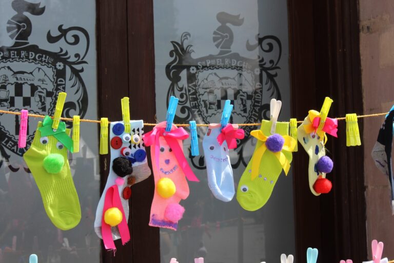 Decoran más de 200 chihuahuenses calcetines a favor del Síndrome de Down