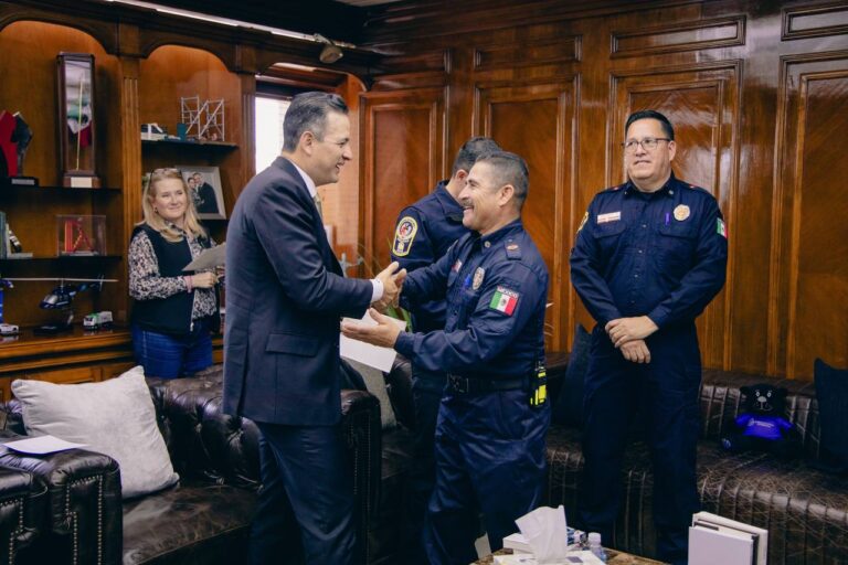 Entrega Alcalde bonos a bomberos en reconocimiento a su labor
