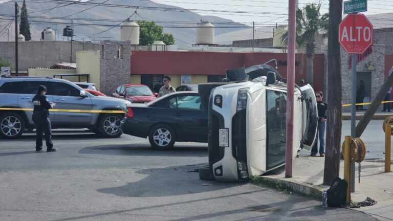 Aparatoso choque volcadura en Santo Niño