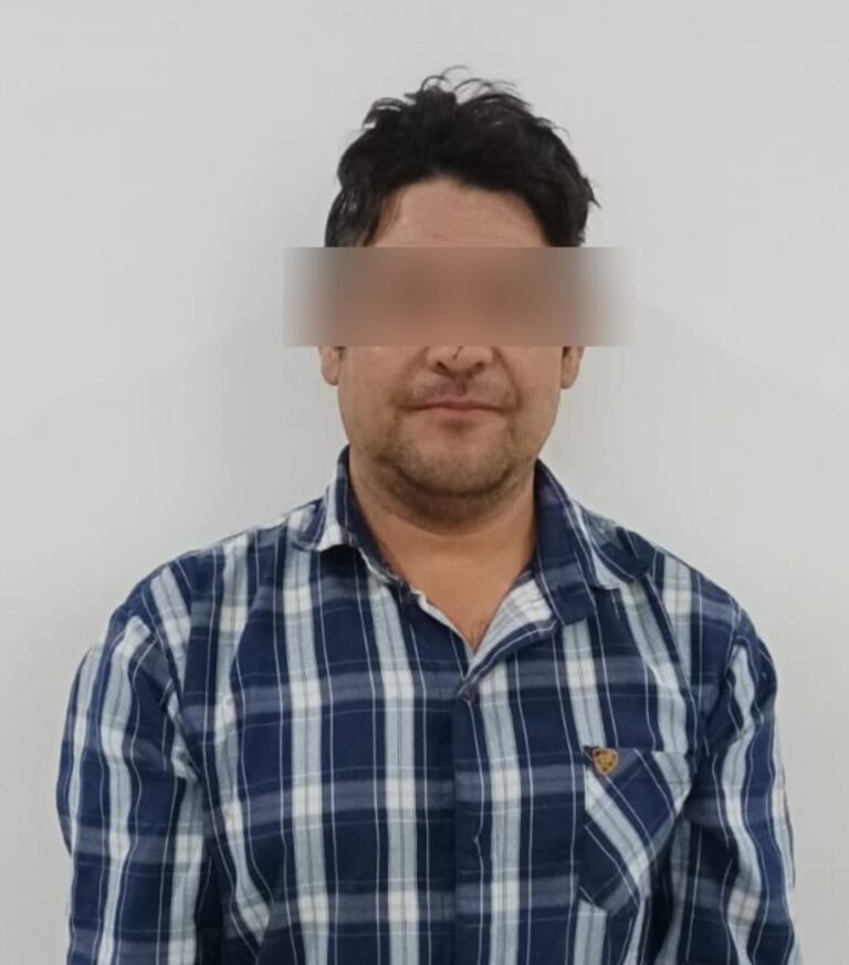 Intentó matar a su esposa con un cuchillo; sus hijos estuvieron presentes