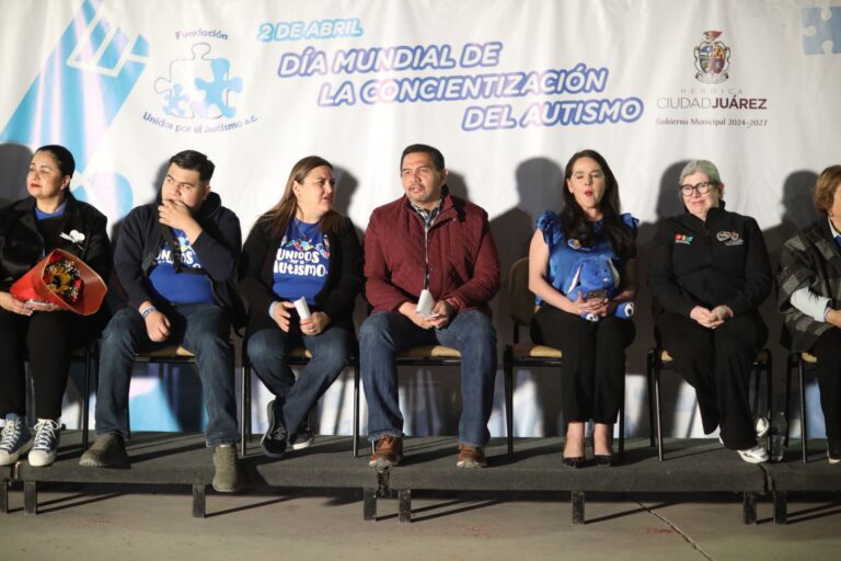 Esta noche se llevó a cabo el encendido de azul de la «X», en conmemoración del Día Mundial de Concienciación sobre el Autismo