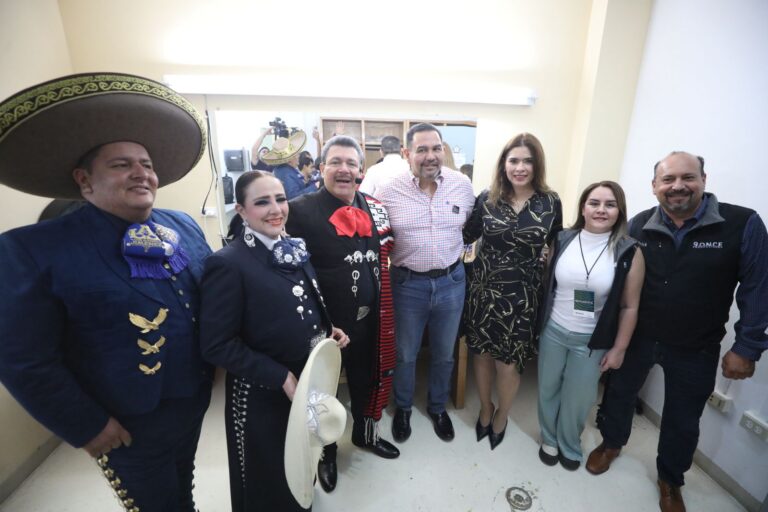 Asiste alcalde al espectáculo “Así fue mi padre”