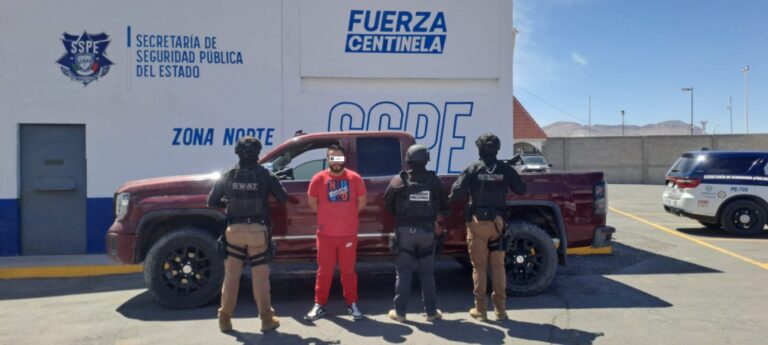 Asegura SSPE vehículo con reporte de robo y su conductor en Ciudad Juárez