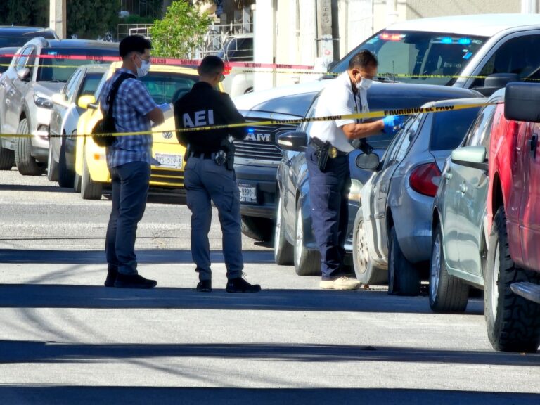 Encuentran cadáver putrefacto en vehículo abandonado en el Centro