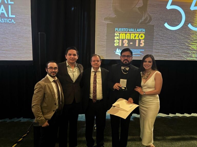 Recibe la Facultad de Medicina de la UACH reconocimiento del Congreso Nacional de Cirugía Plástica de la AMCPER 2025