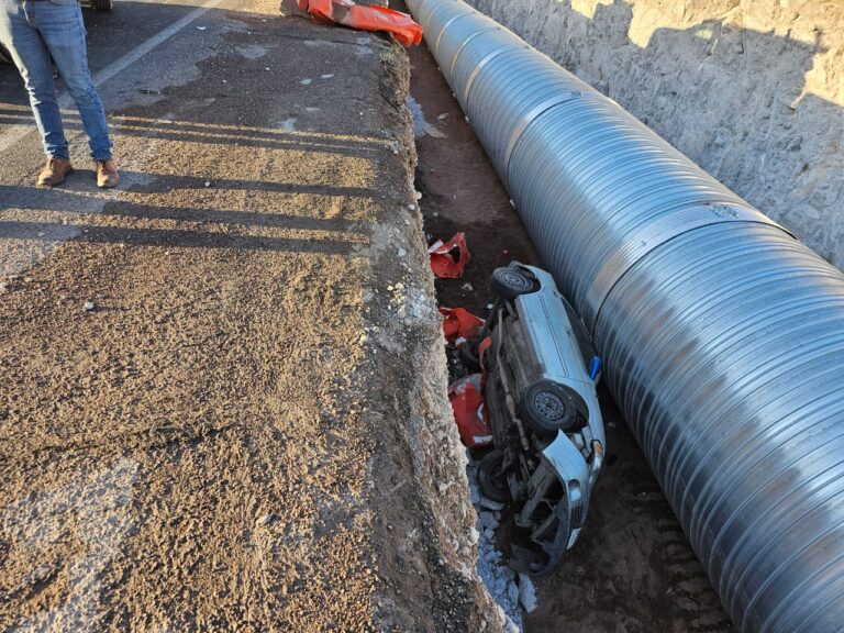 Cae vehículo dentro de una zanja en Riberas de Sacramento