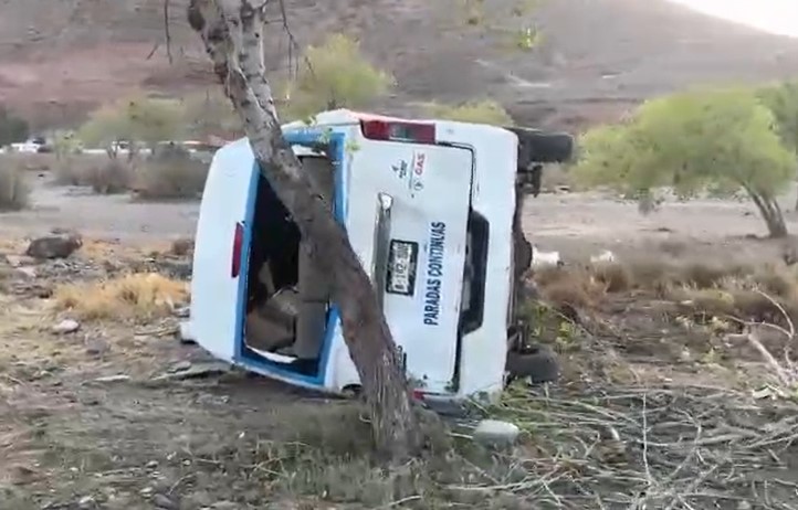 8 heridos tras aparatosa volcadura de camioneta de traslado de personal en la Sacramento