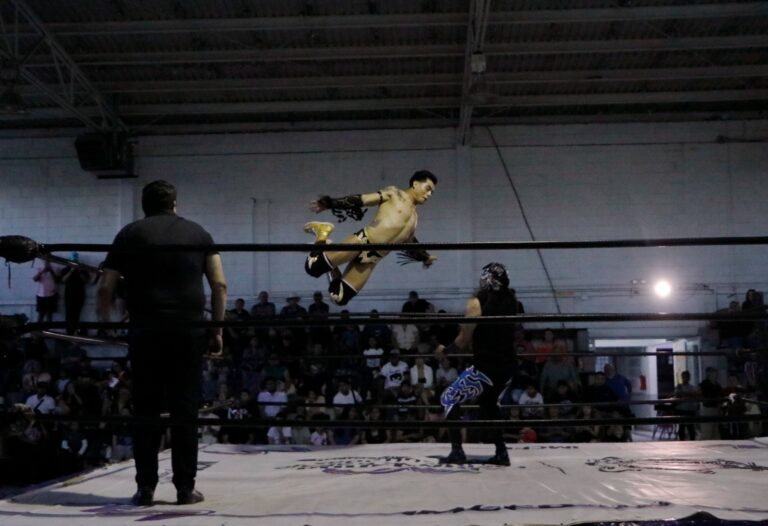 Debutan nuevos talentos de la Escuela de Lucha Libre en Chihuahua