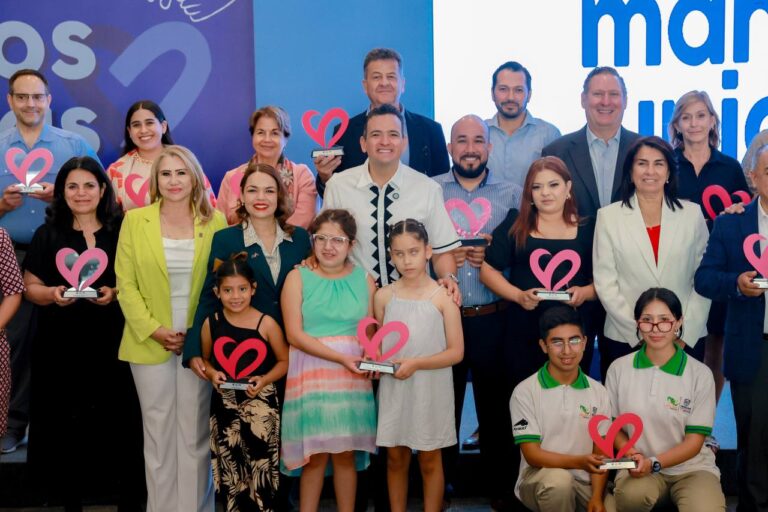 Entrega Alcalde distintivos a asociaciones civiles por acciones de impacto social