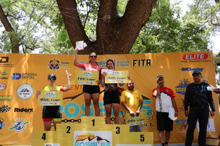 Más de 400 personas participan en competencia de ciclismo de montaña