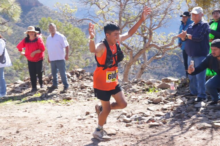 Se coronan corredores Rarámuri en los 63K del Ultra Maratón de los Cañones 2025