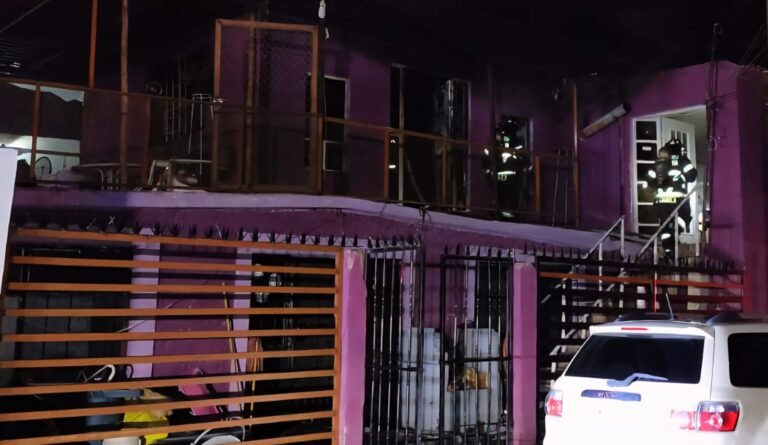 Oportuna reacción de policías municipales evita tragedia en incendio de vivienda mientras familia dormía