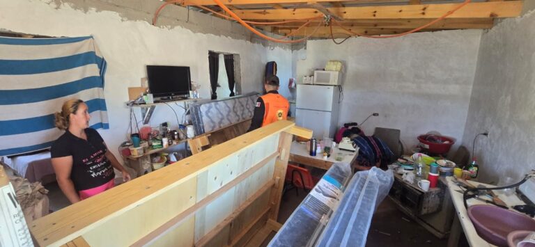 Entrega Gobierno del Estado apoyos diversos a familias afectadas por lluvias en Buenaventura