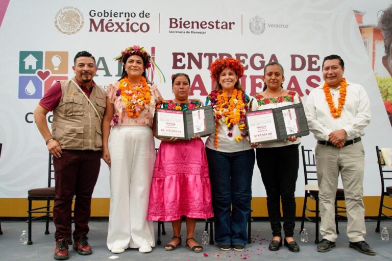 En la huasteca veracruzana, entrega Ariadna Montiel recursos del FAISPIAM a pueblos y comunidades indígenas