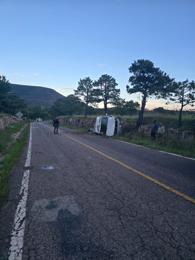 Auxilia SSPE a tres personas tras volcadura en Bocoyna