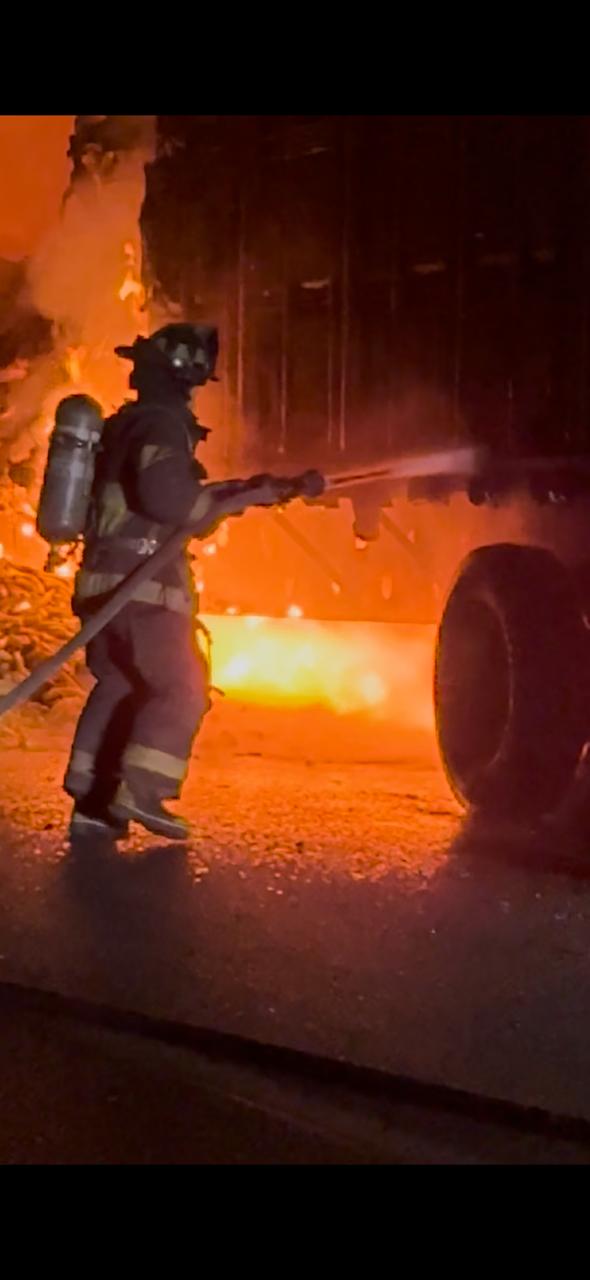 Se incendia tráiler en la carretera Chihuahua-Delicias