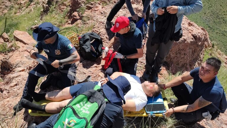 Rescatan bomberos a senderistas accidentados este domingo