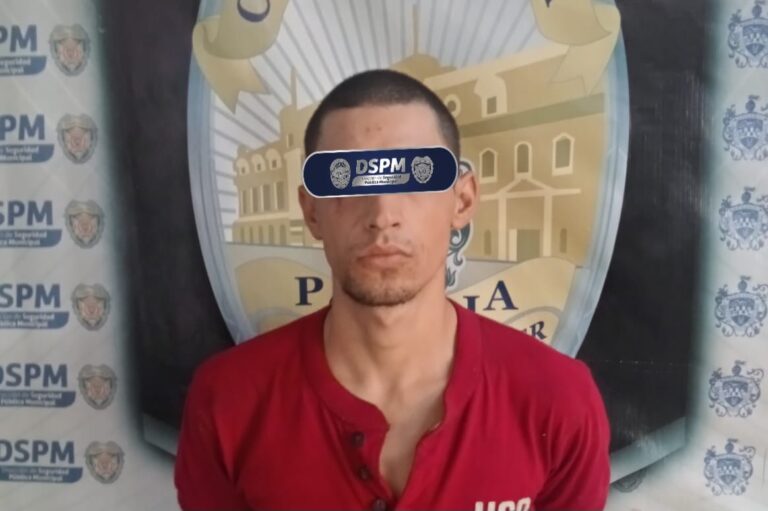 Municipales aseguran a un hombre por probable robo de fibra óptica de TELMEX en la Veteranos