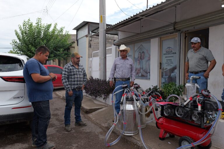 Diputado Arturo Zubia impulsa modernización del sector lechero en Camargo