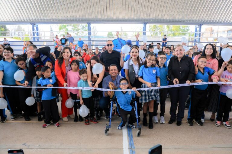Inaugura alcalde Bonilla domo y entrega Mi Bolsa Escolar en primaria Tarahumara