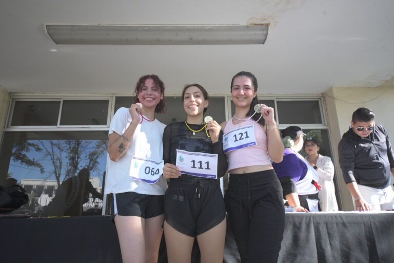 Celebra UACH su tradicional carrera de Novatos en la Facultad de Filosofía y Letras