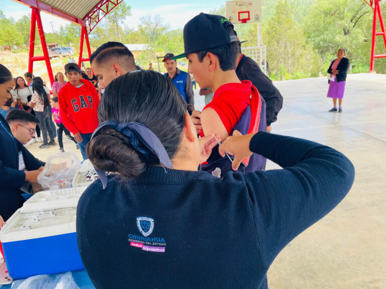 Refuerza Gobierno del Estado jornadas de vacunación en comunidades de la Sierra Tarahumara 