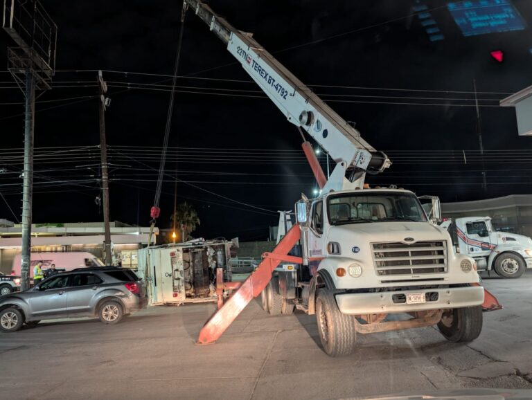 Volcadura de camión recolector en avenida Tecnológico fue durante traslado en grúa