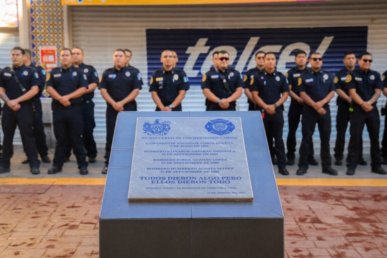 Autoridades municipales honran la memoria de bomberos caídos en cumplimiento de su deber