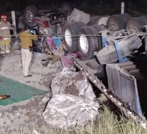Murió hombre aplastado por tráiler volcado en la corta a Parral