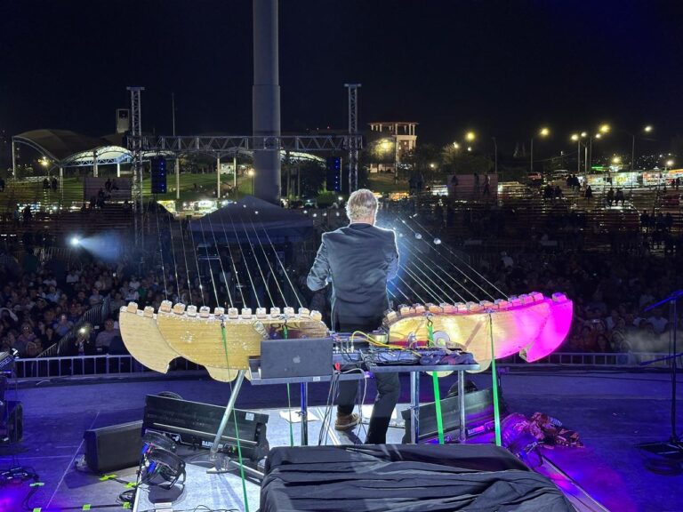 William Close & The Earth Harp Collective deslumbra a familias en el FICUU 2025
