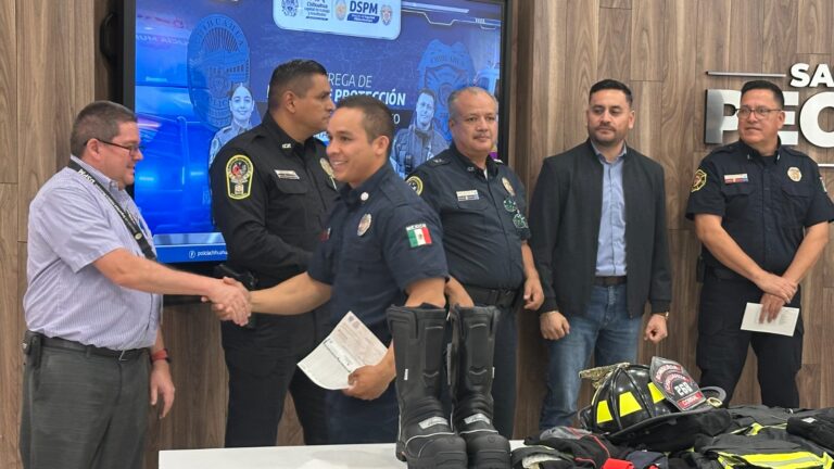 Entrega DSPM equipos de protección a Bomberos y reciben incentivo junto con policías