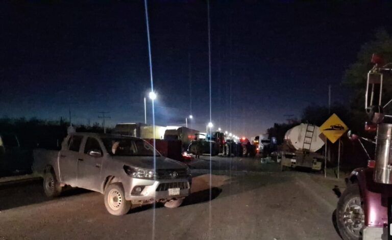 Siguen bloqueos en carreteras de Chihuahua por parte de transportistas