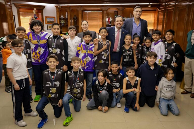 Reconoce Marco Bonilla a jóvenes deportistas; los sorprende con visita de Eduardo Nájera