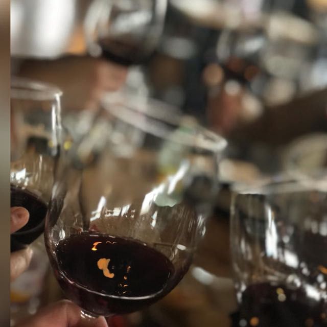 Sommelier de la UACH explica el mejor maridaje para esta Navidad