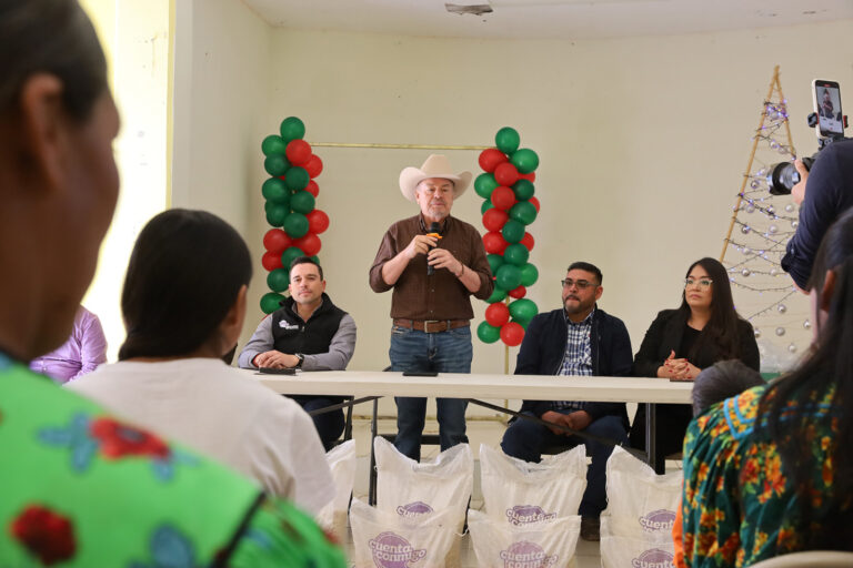 Distribuye Estado apoyos alimentarios y chamarras para 200 familias en San Francisco de Borja