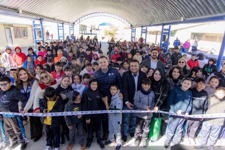 Menos sol y protegidos de lluvias; inaugura Marco Bonilla domo en primaria «Sor Juana Inés de la Cruz»