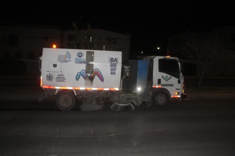 Trabaja Gobierno Municipal en limpieza de calles con equipo de barredoras