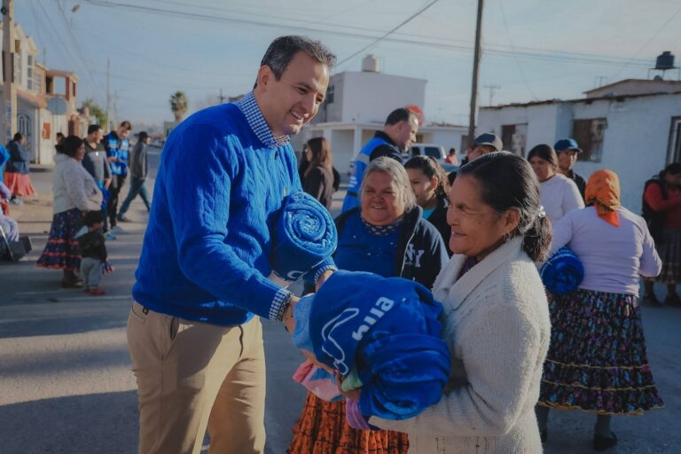 Entrega alcalde Marco Bonilla cobijas y despensas a familias de la colonia Tarahumara
