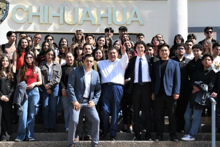 Recibe Fiscal César Jáuregui a estudiantes de Derecho de la UACH en la Fiscalía General del Estado