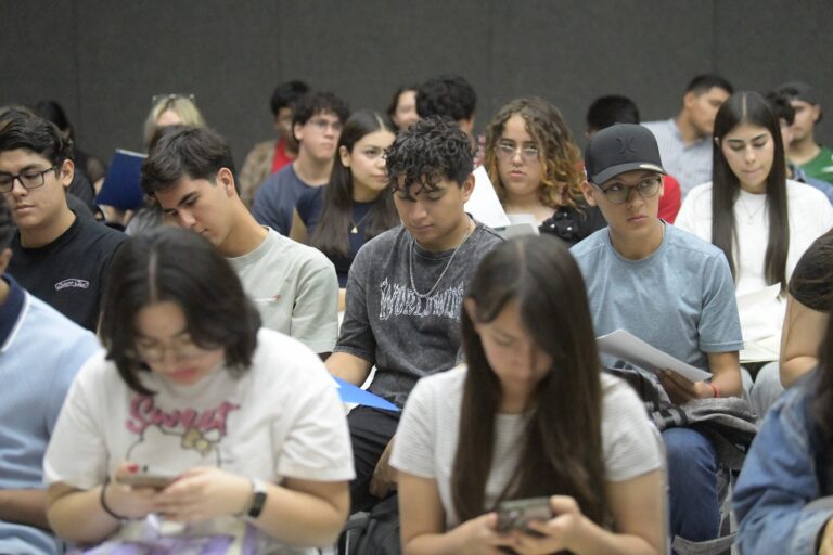 El uso excesivo de redes sociales afecta la felicidad y el bienestar: docente de FEI-UACH