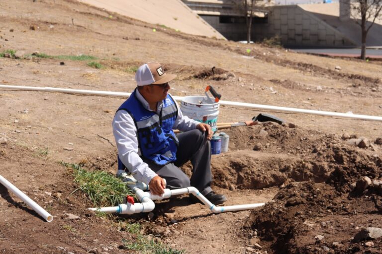 instalan nuevo sistema de riego en el talud Homero